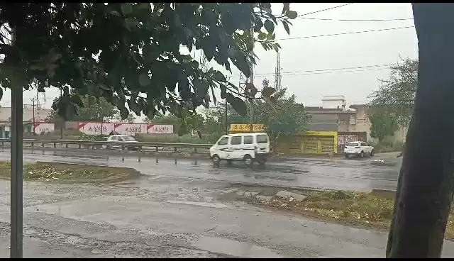 बारिश से एनसीआर का मौसम सुहाना, कई इलाकों में बिजली गुल