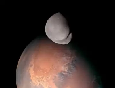 यूएई के मिशन होप ने मंगल ग्रह के चंद्रमा डीमोस की पहली अप-क्लोज तस्वीरें लीं