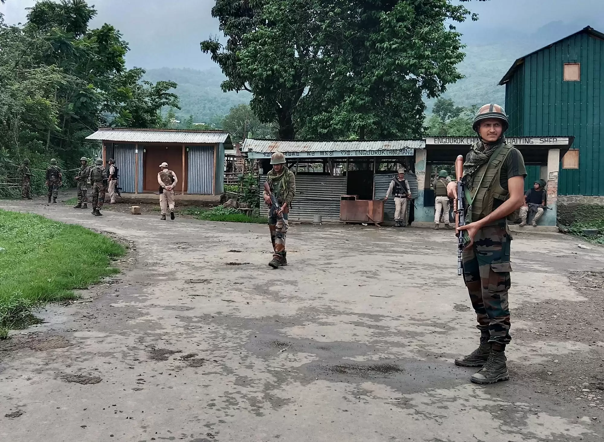 अशांत मणिपुर : बम विस्फोट में 3 घायल, सुरक्षा बलों ने उग्रवादियों के बंकर ध्वस्त किए