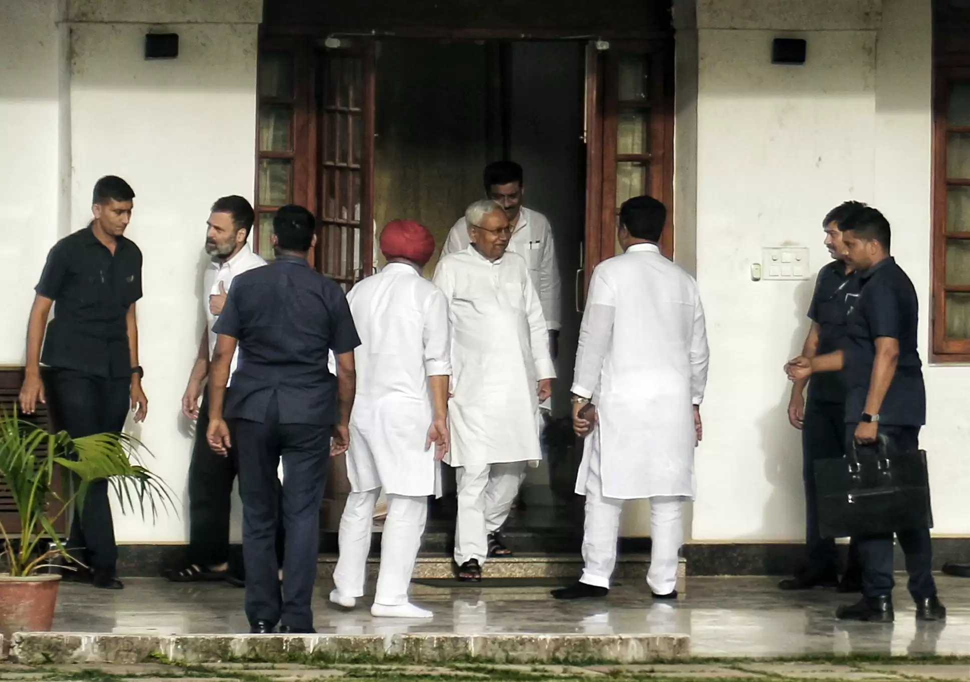 मिशन 2024 : खड़गे, राहुल से मिले नीतीश, विपक्ष की बैठक की तारीख, जगह जल्द तय होगी