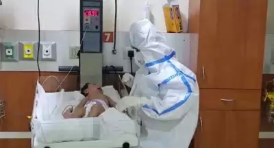दिल्ली के निजी अस्पताल से कोरोना को मात देकर घर लौटा एक माह का शिशु, अस्पताल कर्मी हुए भावुक