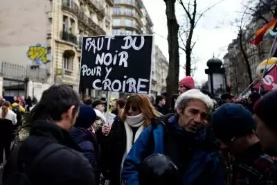 फ्रांस में पेंशन को लेकर प्रदर्शन : भीड़ की पुलिस से झड़प, पटाखों से पलटवार