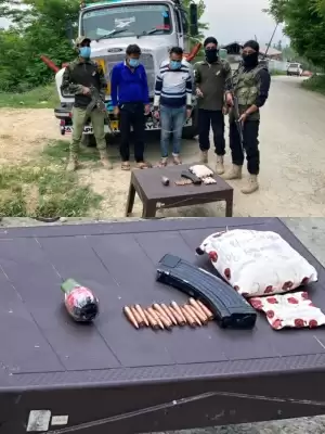 कश्मीर में नार्को-टेरर मॉड्यूल का भंडाफोड़, हेरोइन और हथियार सहित 2 आतंकी सहयोगी गिरफ्तार