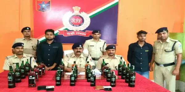आरपीएफ ने कोसी एक्सप्रेस के एसी बॉगी से 28 बोतल अंग्रेजी शराब के साथ दो को किया गिरफ्तार