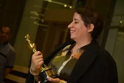 ऑस्कर लेकर मुंबई एयरपोर्ट पहुंचीं गुनीत मोंगा, फैंस ने किया भव्य स्वागत