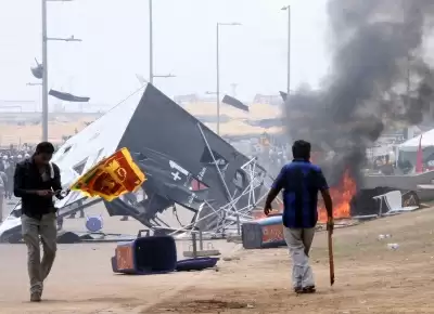 श्रीलंकाई हिंसा में 5 की मौत, 200 घायल, नेताओं के घर जलाए गए