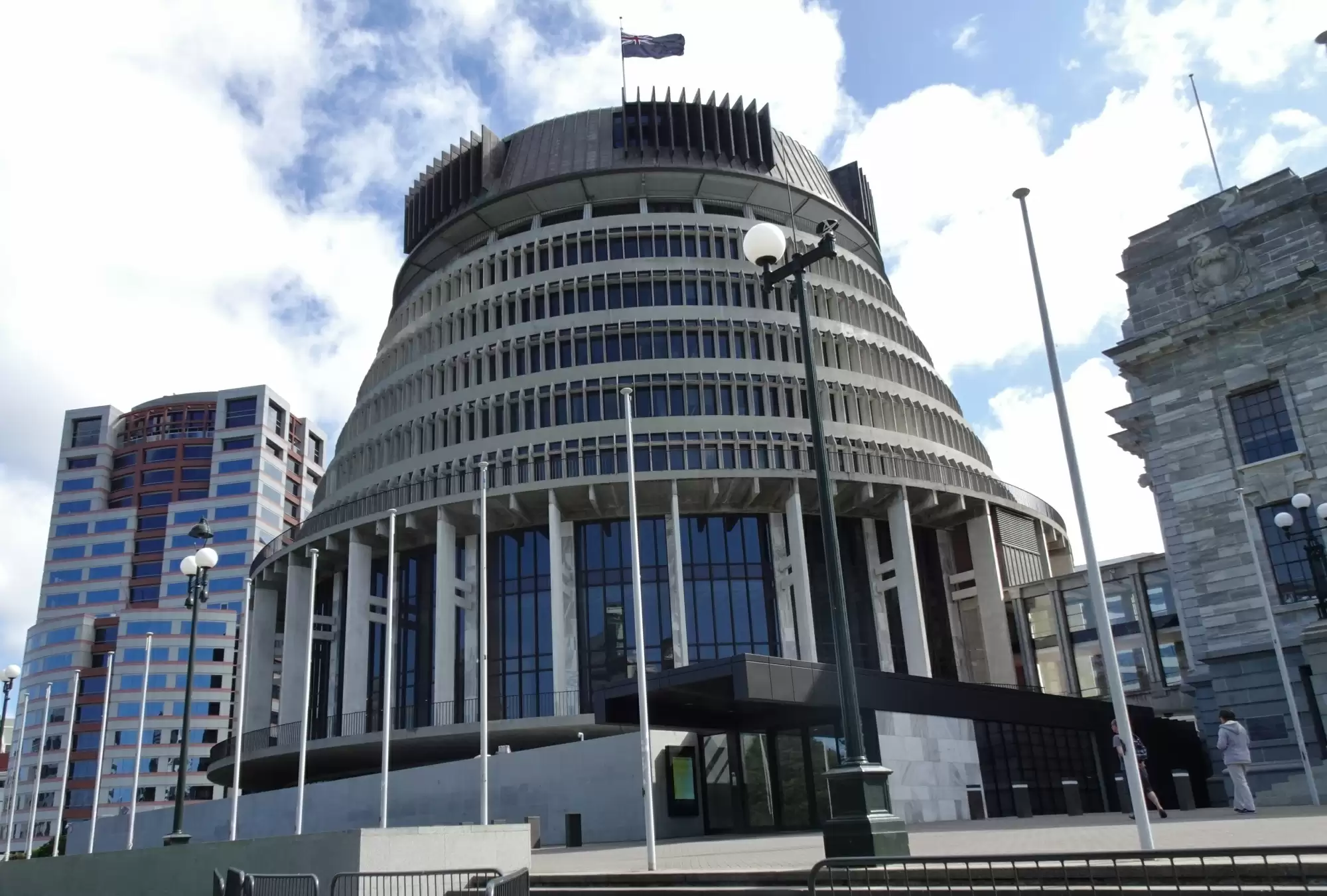 न्यूजीलैंड : डकैतियों से परेशान भारतीय मूल के डेयरी श्रमिकों ने संसद में दी याचिका