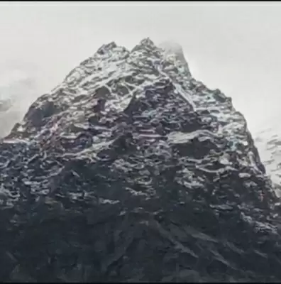 उत्तराखंड के 3 जिलों में सीजन का पहला हिमपात, बर्फ से ढकने लगी हैं वादियां