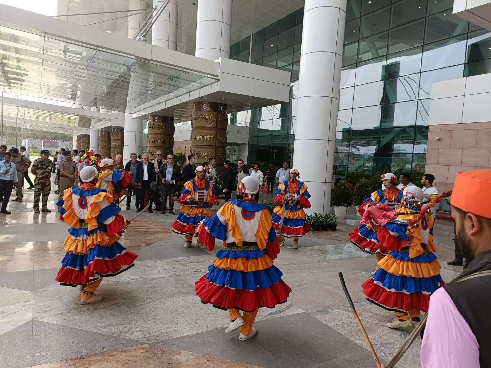 जी-20 समिट के लिए उत्तराखंड पहुंचे विदेशी मेहमानों का जौलीग्रांट एयरपोर्ट पर पारंपरिक स्वागत