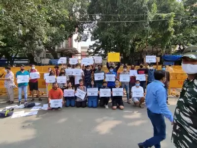 शिक्षा मंत्रालय के बाहर एसएफआई छात्रों का विरोध