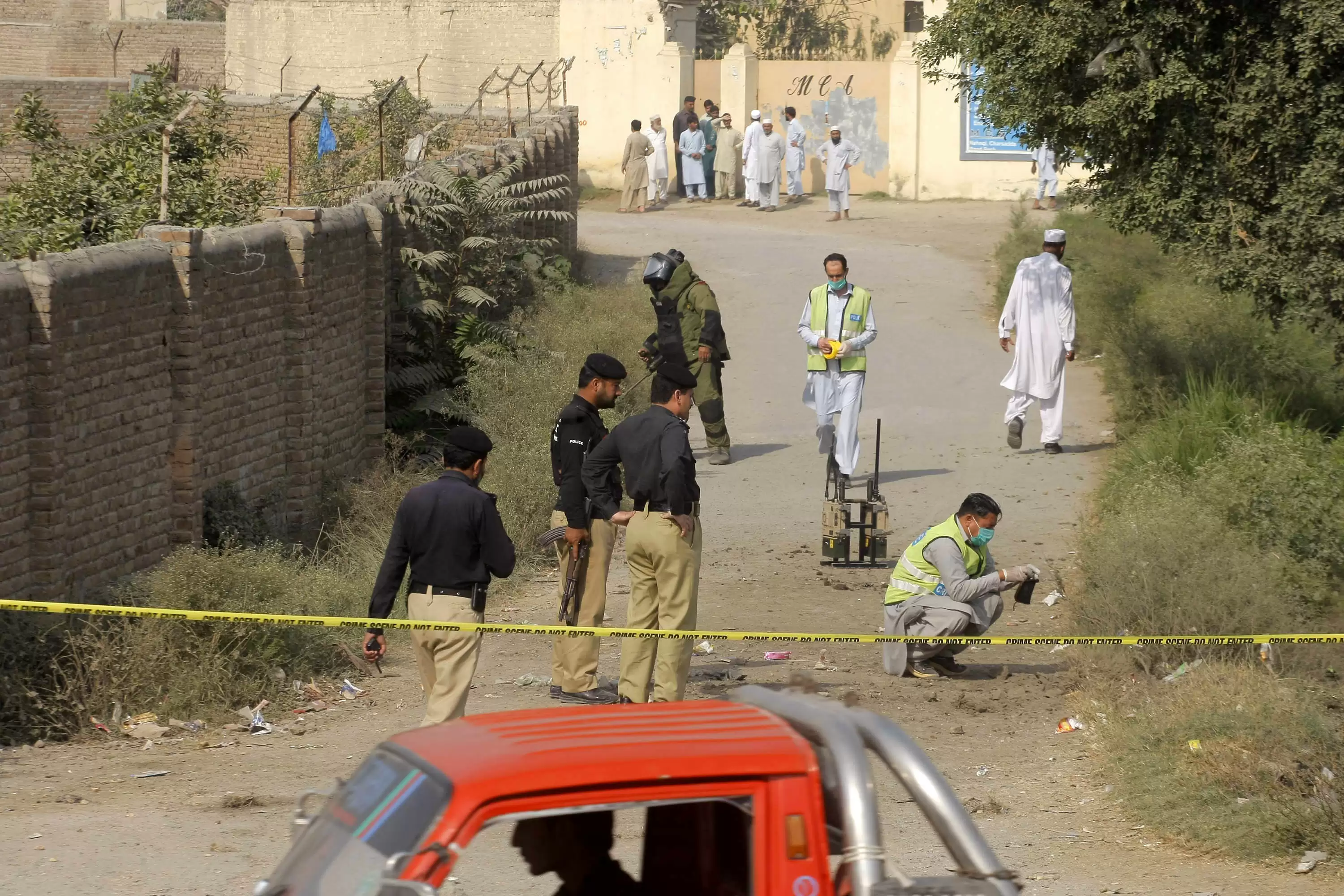 पाकिस्तान: पोलियो टीम पर गोलीबारी में तीन पुलिसकर्मी घायल