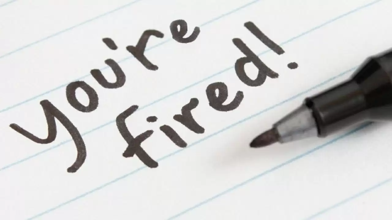 अमेरिकी कॉलेज के प्रोफेसर ने पत्रकार को चाकू से मारने की धमकी दी, नौकरी से निकाला