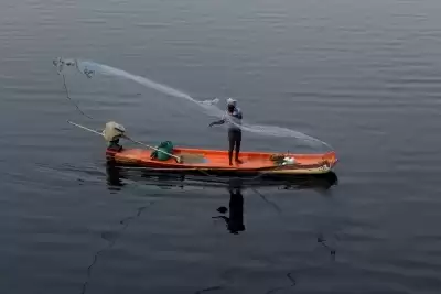 पुदुकोट्टई में समुद्र में नाव पलटने से मछुआरा लापता