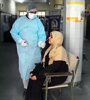 भारत में कोविड के नए मामले 40 प्रतिशत बढ़े, दिल्ली सरकार ने बुलाई आपात बैठक