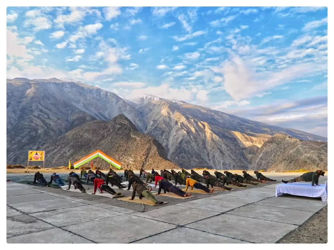 लद्दाख में 15,000 फीट की ऊंचाई पर सेना के जवानों ने किया योगाभ्यास