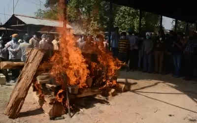 कश्मीर में सिख समुदाय ने मारे गए प्रधानाध्यापक के अंतिम संस्कार के दौरान जुलूस निकाला