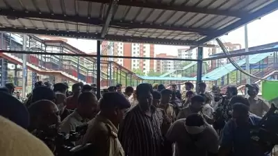 दिल्ली के जंतर मंतर पर कांग्रेस के सत्याग्रह के बीच कार्यकर्ताओं ने शिवाजी स्टेशन पर रोकी ट्रेन