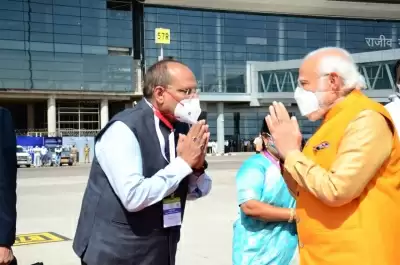 हैदराबाद पहुंचे पीएम मोदी, तेलंगाना के सीएम रहे दूर