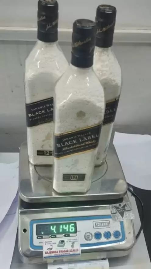 केन्याई महिला व्हिस्की की बोतलों में छिपाकर रखी 4 किलो कोकीन के साथ गिरफ्तार