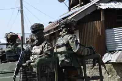 जम्मू-कश्मीर के अवंतीपोरा में सुरक्षा बलों और आतंकियों के बीच मुठभेड़ शुरू