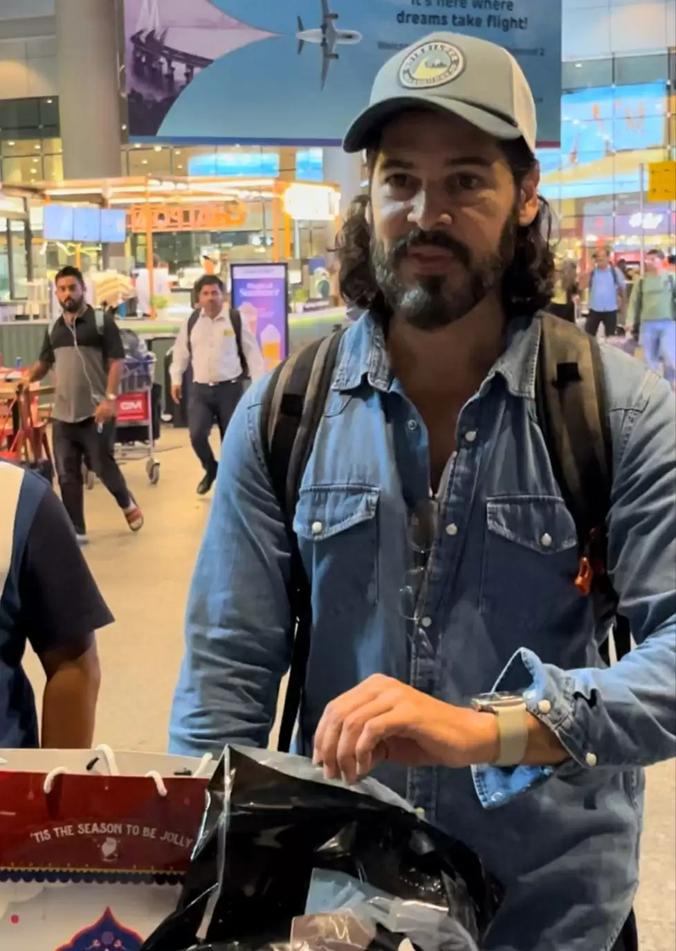मुंबई एयरपोर्ट पर डीनो मोरिया का फोन डेड हुआ, फोटोग्राफर से मांगी मदद