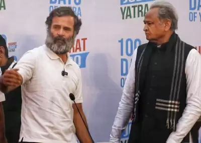 अपने नेताओं की छवि निखारने व दूसरों की बिगाड़ने में लगी हैं राजनीतिक पार्टियां