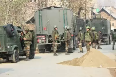 जम्मू-कश्मीर के कुलगाम में आतंकवादियों और सुरक्षा बलों के बीच मुठभेड़