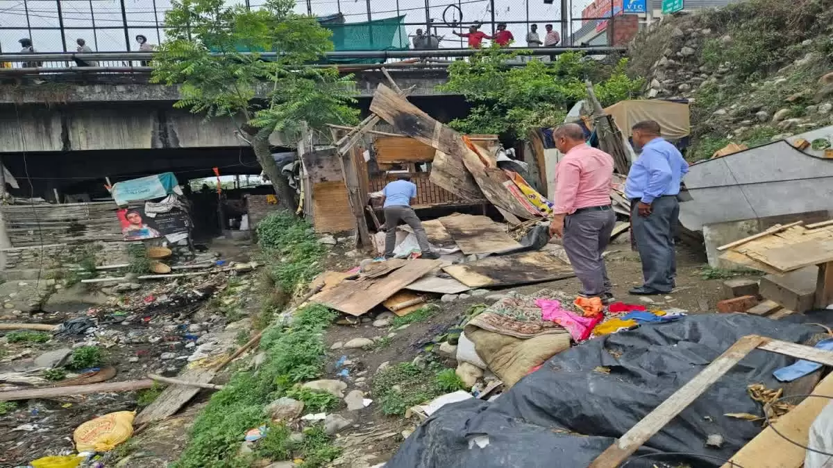 देहरादून में जिला प्रशासन ने प्रेमनगर बाजार में हटाया अतिक्रमण, 100 से अधिक दुकानों को किया ध्वस्त, एसएसपी के निर्देश पर कार्रवाई