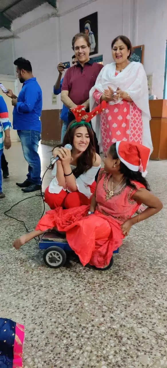 Bollywood Celebs ने Christmas पर गाना गाकर किया Celebrate