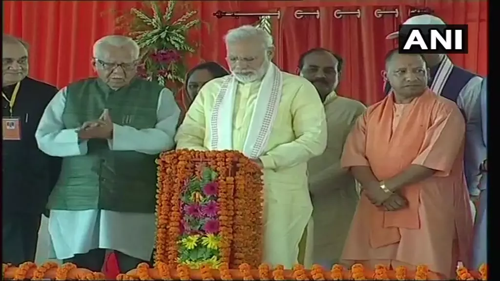प्रधानमंत्री नरेंद्र मोदी ने आजमगढ़ में पूर्वांचल एक्सप्रेसवे का आधारशिला किया लॉन्च