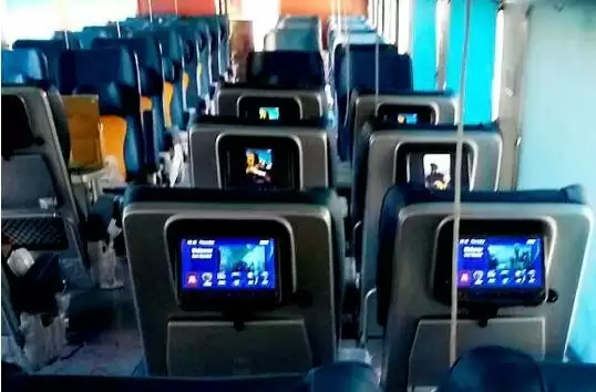 वाह रे हम - भारत की लक्ज़री ट्रेन तेजस के पहले दिन की यात्रा में हाई क्वालिटी के 12 हेड फोन गायब, कई एलईडी स्क्रीन पर भी स्क्रैच के निशान