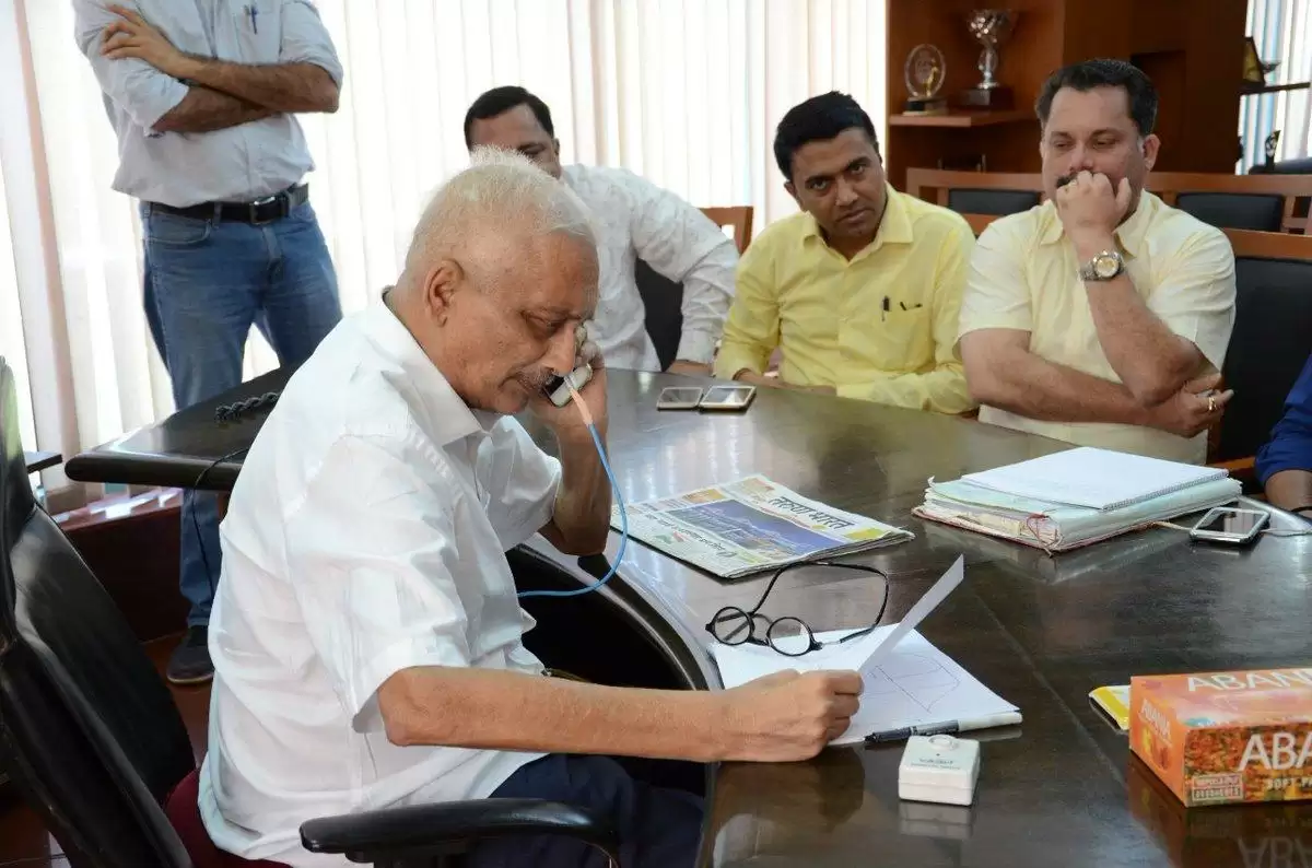 मुख्यमंत्री मनोहर परिकर ने सचिवालय में अपने मंत्रिमंडल के सहयोगियों और अधिकारियों के साथ बैठक की