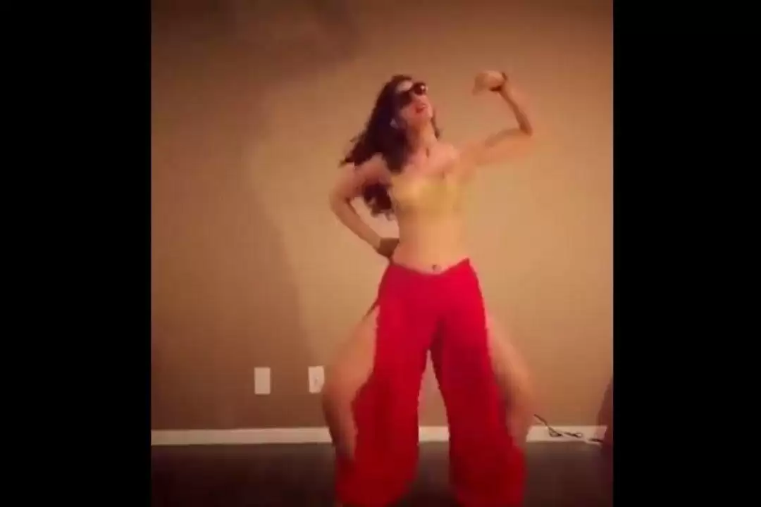 हॉस्टल के रूम में लड़की का वीडियो हुआ वायरल जिसे देखकर रह जायेंगे हैरान