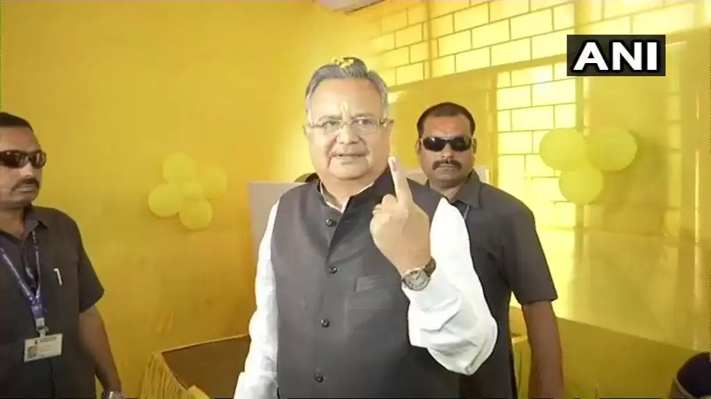 छत्तीसगढ़ के मुख्यमंत्री रमन सिंह ने मतदान केंद्र में अपना वोट डाला