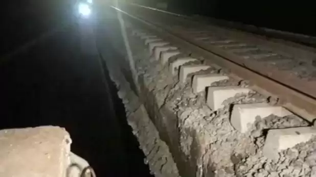 MP के झबुआ में रेलवे ब्रिज टूटा, दिल्ली मुंबई लाइन पर पड़ा असर