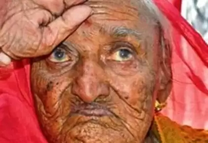 शहीद की विधवा 57 सालों से रह रही है सुहागिनों की तरह