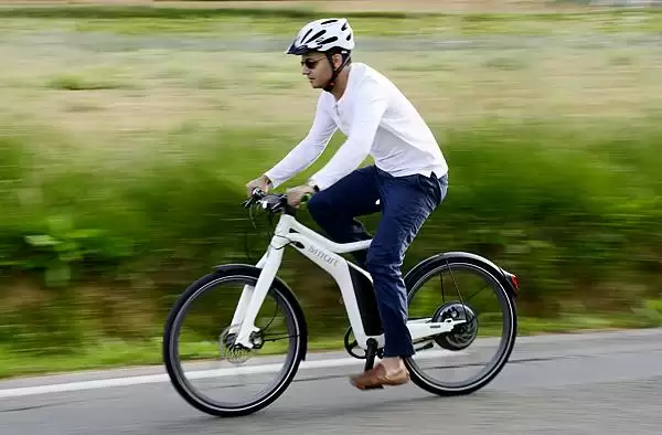 एक ऐसी e-bike बनाई गई है जो एक ही चार्ज में कई किलोमीटर तक चलाई जा सकती है।