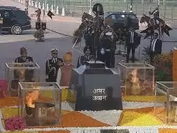 Republic Day 2019 : प्रधानमंत्री मोदी ने किया अमर जवान ज्योति पर शहीदों को नमन