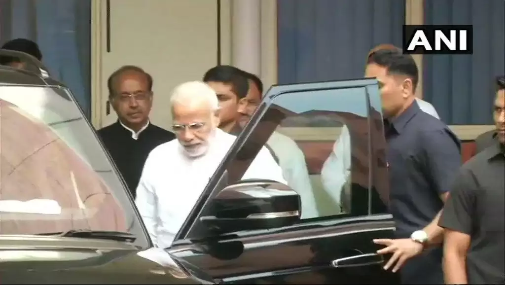 प्रधानमंत्री नरेंद्र मोदी पूर्व प्रधानमंत्री अटल बिहारी वाजपेयी से दोबारा मिलकर लौटे