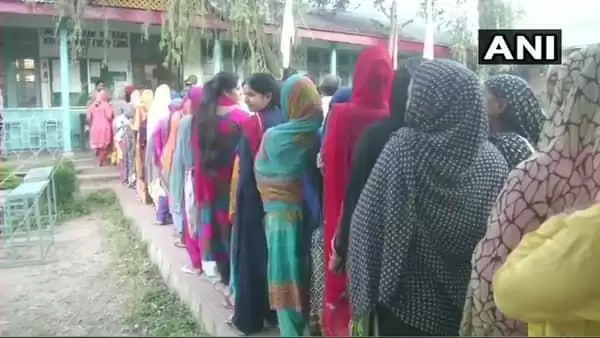 JammuAndKashmir 11 जिलों में स्थानीय निकाय चुनाव में 11 बजे तक कुल इतने % वोट पड़े