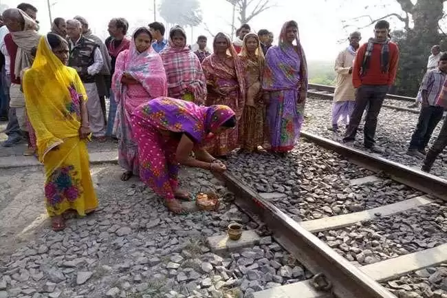 यहाँ महिलाए करती है रेलवे ट्रैक की पूजा