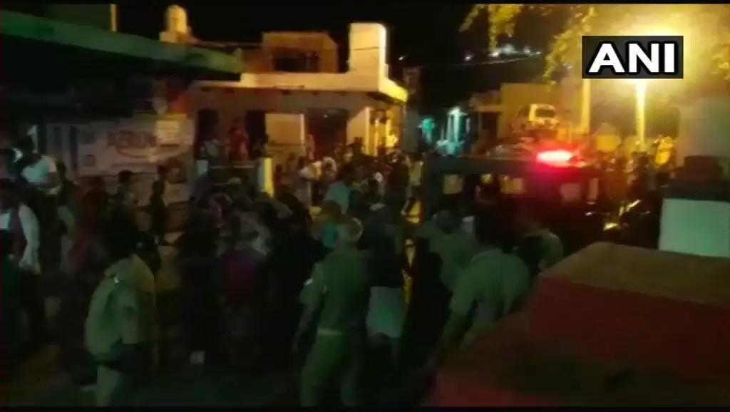 मथुर में विरोध प्रदर्शन करने पर पुलिस वालो ने बरसाई लाठी