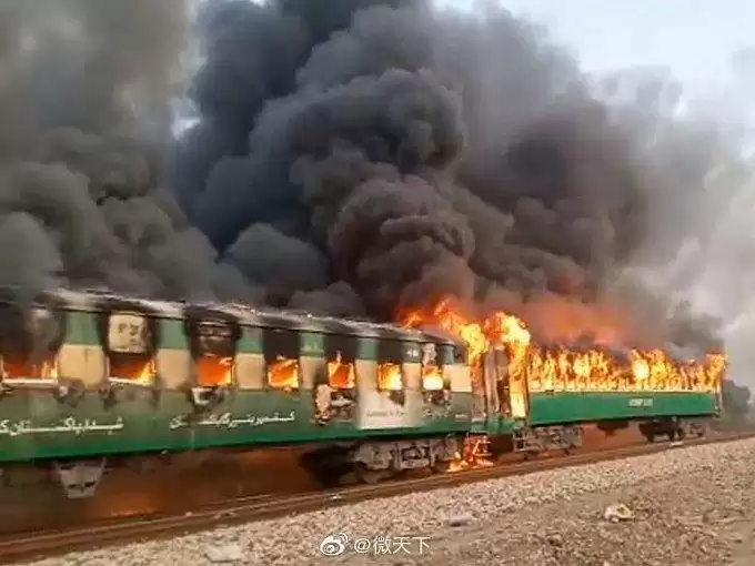 पाकिस्तान में Breakfast के चलते हुआ Train Accident गई 65 लोगों की जान