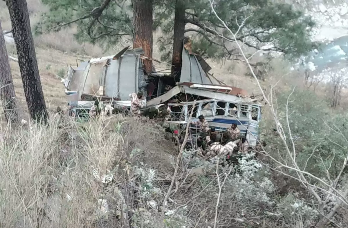 खूनी नाला के पास जम्मू-श्रीनगर राजमार्ग पर बस गिरने से ITBP का एक जवान हुआ शहीद 24 लीग घायल