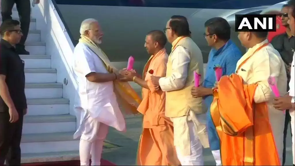 वाराणसी : प्रधानमंत्री नरेंद्र मोदी के स्वागत के लिए मुख्यमंत्री योगी आदित्यनाथ एयरपोर्ट पहुचे