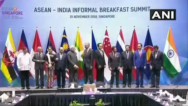 प्रधानमंत्री नरेंद्र मोदी और अन्य नेता सिंगापुर में आसियान-भारत अनौपचारिक नाश्ता शिखर सम्मेलन में भाग लिया