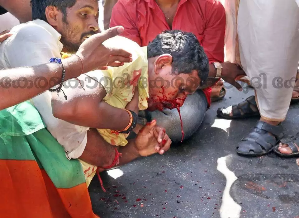 केरल में मचा घमासान कहीं बम चले तो कहीं आफिस जला