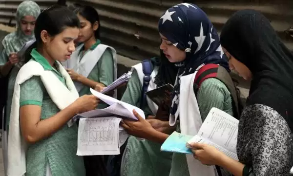 जम्मू काश्मीर में अब युवाओं के हाथों में किताब थमाने को तैयार सरकार