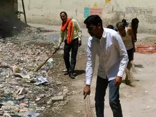दिल्ली में इंजीनियर की नौकरी छोड़ कर साफ़ सफाई में क्यों लग गया ये युवा