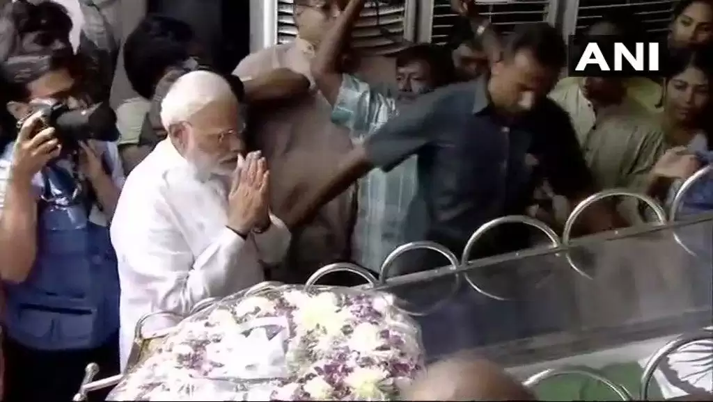 प्रधानमंत्री नरेंद्र मोदी ने डीएमके मुखिया करूणानिधि के निधन पर जताया शोक